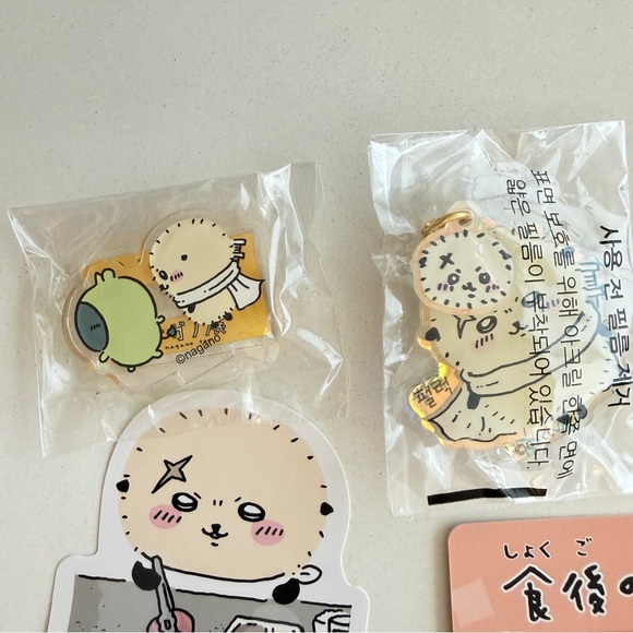 New Chiikawa ラッコ Sticker and Pin Set - Picture 2 of 5